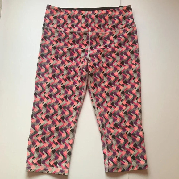 Victoria's Secret VSX Sport Knockout Leggings Crop Aztek Geometric Pants Sz M - Picture 1 of 15